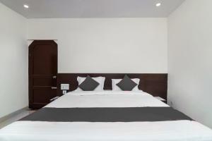 Sri Raghavendra Inn客房内的一张或多张床位