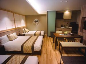 别府GRAND BASE Beppueki的酒店客房带两张床和厨房