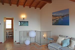 加尔多内-里维耶拉Villa Belvedere的客厅配有沙发和桌子