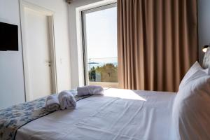 佩基罗德Tesoro Del Mare的酒店客房,配有带毛巾的床