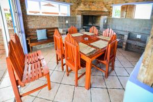 科尔切斯特Adventure House - Colchester - 5km from Elephant Park的一间带木桌和椅子的用餐室