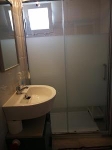 卡拉德费斯特拉特La Cala Finestrat Apartment的一间带水槽和玻璃淋浴的浴室