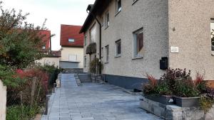 LichtenauLichtenau - Bertholdes Traum的建筑旁的砖砌走道房子