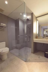 北干巴鲁FOX Hotel Pekanbaru的带淋浴、卫生间和盥洗盆的浴室