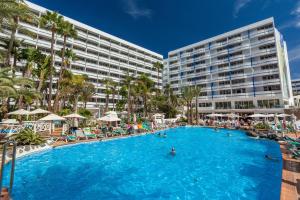 英格兰海滩Abora Buenaventura by Lopesan Hotels的大型建筑前的大型游泳池