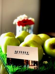 里尔欧洲里尔装饰艺术酒店的桌上一束带标志的绿色苹果