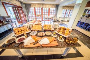 博克斯堡伯奇伍德酒店及OR坦博会议中心的填满了各种食物的桌子