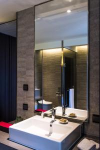 台中市星享道酒店 的一间带水槽和大镜子的浴室