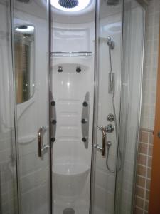 卡马雷纳德拉谢拉萨尔瓦多奥尔莫旅舍的带淋浴的浴室和玻璃门