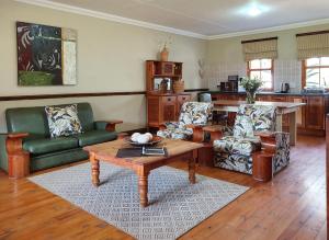 奥茨胡恩伯尔路达农庄及小屋酒店的客厅配有咖啡桌和椅子