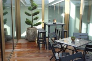 措芬根Partner Hotel AG Zofingen的配有桌椅和盆栽树的房间