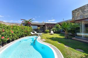 波多黎各Tauro Golf by VillaGranCanaria的一座房子后院的游泳池
