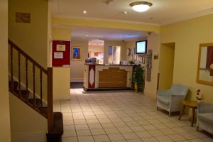 道格拉斯拉特兰酒店的医院走廊,有等候室和柜台