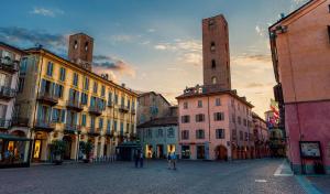 阿尔巴casa Torre Sineo, medieval tower的一群人走在街道上,有建筑