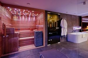 什平德莱鲁夫姆林和谐俱乐部酒店的带浴缸和盥洗盆的浴室