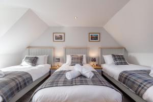 邓弗姆林The Steadings - by StayDunfermline的阁楼卧室配有两张单人床和两盏灯。