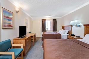 帕萨迪纳帕萨迪纳特阿维洛奇森特罗酒店的酒店客房设有两张床和一台平面电视。