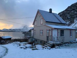 FredvangHoliday home by Ryten的山旁雪中的房子