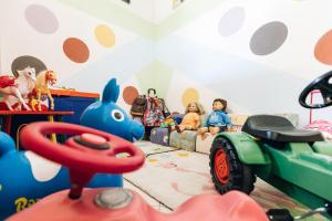 特罗德纳Zum Löwen-Post的两个孩子坐在带玩具的游戏室