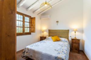 弗里希利亚纳Cortijo Horizonte的一间卧室配有一张黄色枕头的床