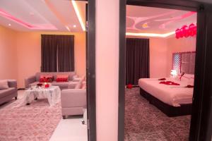Loluat Al Matar Furnished Units客房内的一张或多张床位