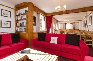 梅杰夫斯尔瓦纳酒店的一间带红色沙发的客厅和一间用餐室