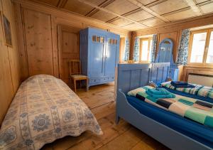散特Chasa Werro的一间设有蓝色橱柜的卧室和一张位于客房内的床