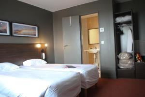 阿蒂斯蒙斯奥利高级酒店的酒店客房带两张床和一间浴室