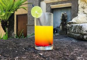 吉利特拉旺安彭多克琳达民宿的一杯橙汁,里面装有石灰