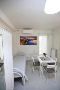 滨海波利尼亚诺Casa Mascagni的白色的客厅配有桌椅