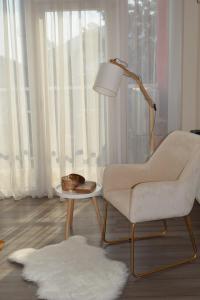 阿拉德Sweet Residence Apartment的客厅配有椅子和灯