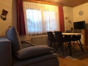 弗拉绍安德烈之家公寓的客厅配有沙发和桌子