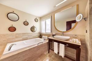 艾库玛尔格兰德帕拉迪尔姆白沙Spa全包度假酒店的带浴缸、水槽和镜子的浴室