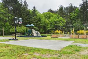 SeaviewLong Beach Camping Resort Studio Cabin 3的公园内一个带篮球架的游乐场