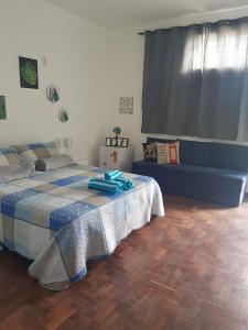 新弗里堡Cantinho Suico Aluguel de Temporada的一间卧室配有一张床和一张沙发