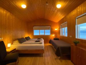 海拉贝达尔苏特民宿的木制客房内的一间卧室配有两张床