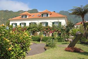 波文图拉索拉德博文图拉酒店的白色房子,有橙色屋顶