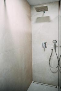 克拉科夫Vistula Terraces Apartment的带淋浴喷头的浴室