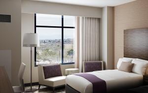 土桑Estrella At Casino Del Sol的酒店客房设有一张床和一个大窗户