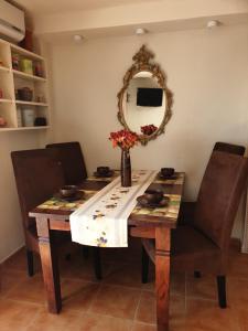 比利亚霍约萨Casa Sacy的餐桌和墙上的镜子