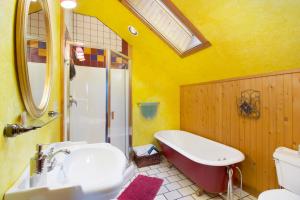 星期五港Juniper Lane Guest House的带浴缸、水槽和浴缸的浴室