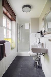 格尔德恩Altes Pfarrhaus的浴室配有卫生间、盥洗盆和淋浴。