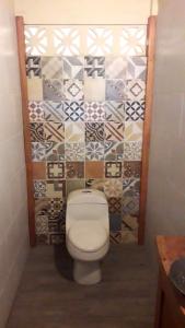 BalgueTotoco Eco-Project的一间带卫生间和瓷砖墙的浴室