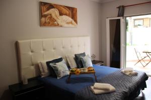 丰沙尔Doca do Cavacas Apartment的一间卧室配有一张带蓝色床单和绘画的床。