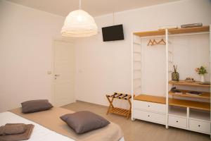 MurisengoMonferrato Bed&Bike的一间卧室配有一张床、一张桌子和一个架子