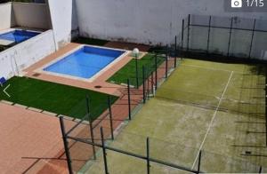 雷阿尔城Estudio con piscina y Wifi的一个带网球场的室内网球场