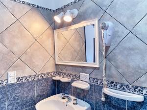 厄尔查尔坦库布雷内华达酒店的一间带水槽和镜子的浴室