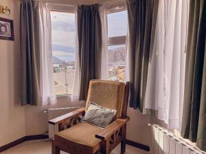 厄尔查尔坦库布雷内华达酒店的椅子坐在带窗户的房间