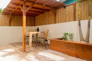 克拉伦代克Kas Despacito的一个带桌子和木制屋顶的庭院
