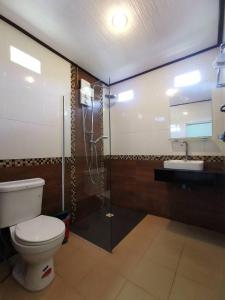高兰Lanta Sunny House - SHA Extra Plus的浴室配有卫生间、淋浴和盥洗盆。